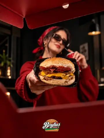 Elinde bol malzemeli Beytuş burger tutan kadın